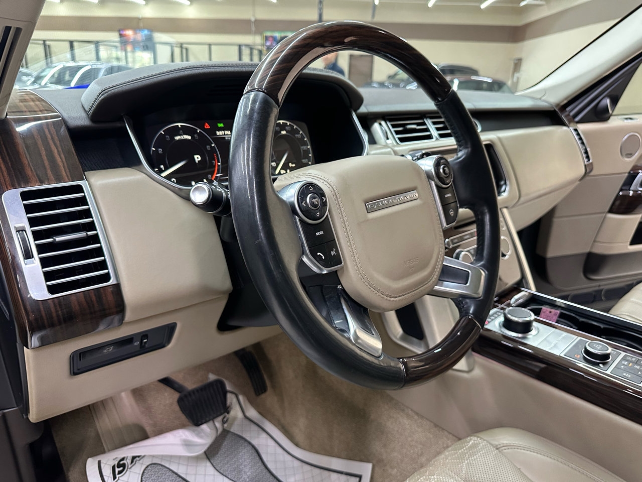 Used 2014 Land Rover Range Rover HSE image 20