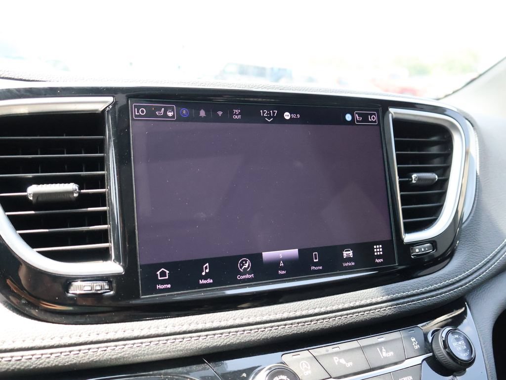 Used 2025 Chrysler Pacifica Limited FWD image 33
