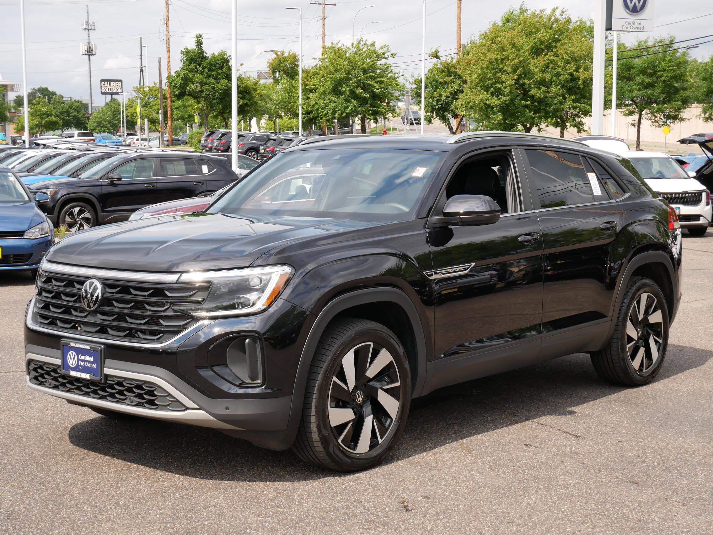 Used 2024 Volkswagen Atlas Cross Sport SE w/ Panoramic Sunroof Package AWD/4WD image 3