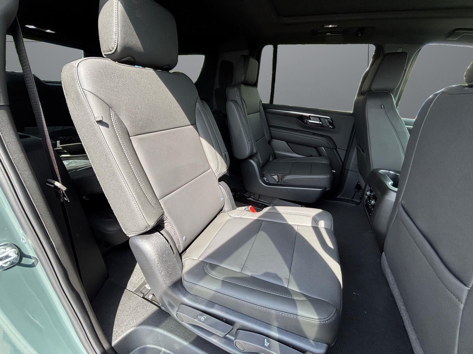 New 2026 Chevrolet Suburban Z71 w/ Comfort Package AWD/4WD image 18