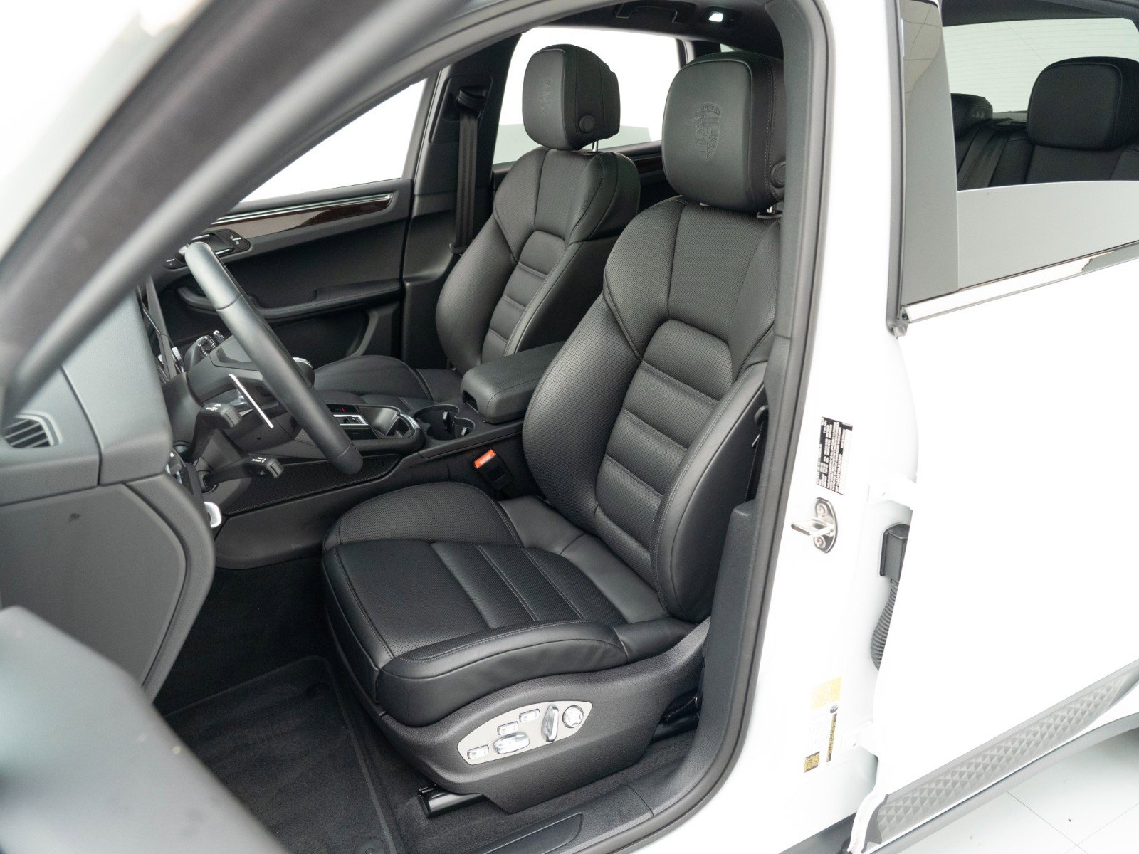 Certified 2025 Porsche Macan AWD/4WD image 5