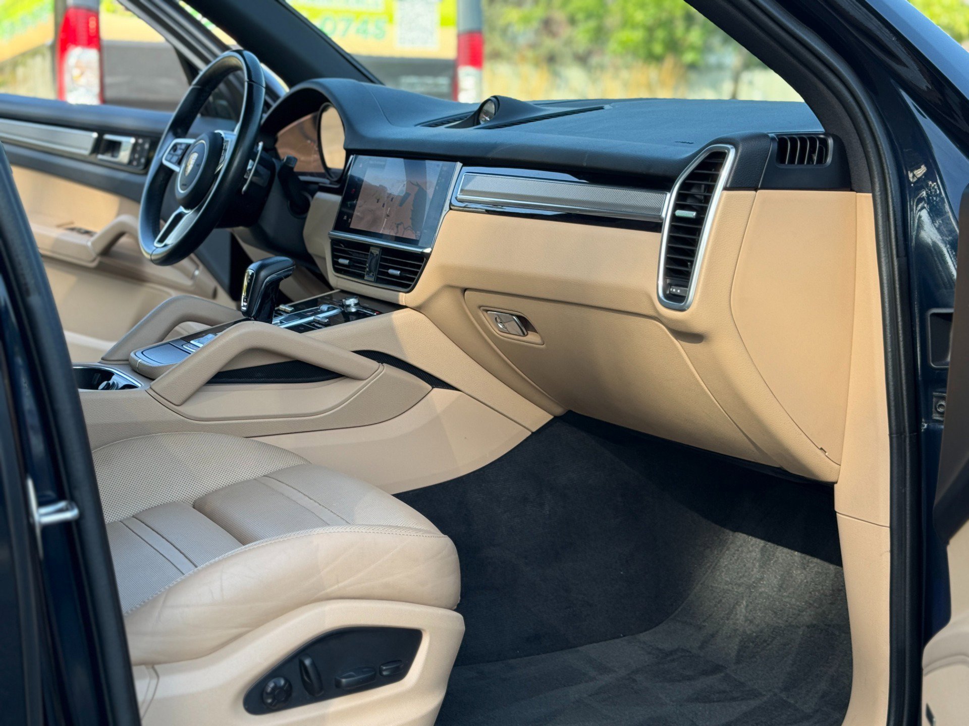 Used 2022 Porsche Cayenne Platinum Edition image 40