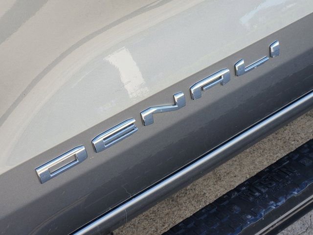 Used 2024 GMC Canyon Denali image 9