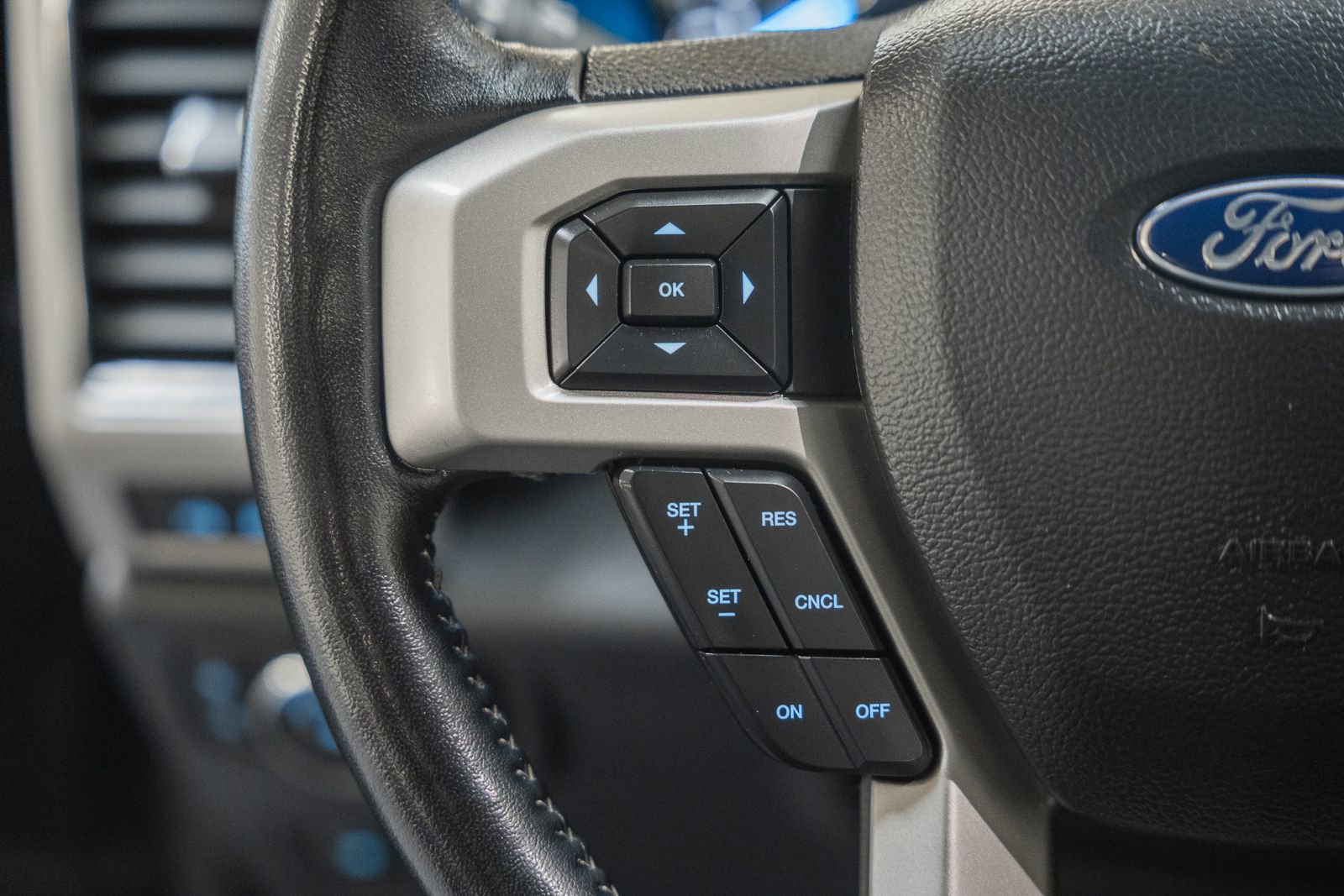 Used 2022 Ford F250 Lariat w/ Black Appearance Pkg image 41