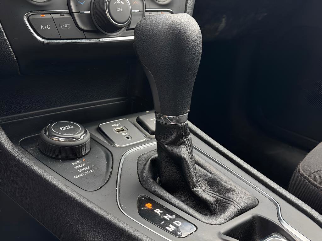 Used 2020 Jeep Cherokee Latitude w/ Cold Weather Group AWD/4WD image 30