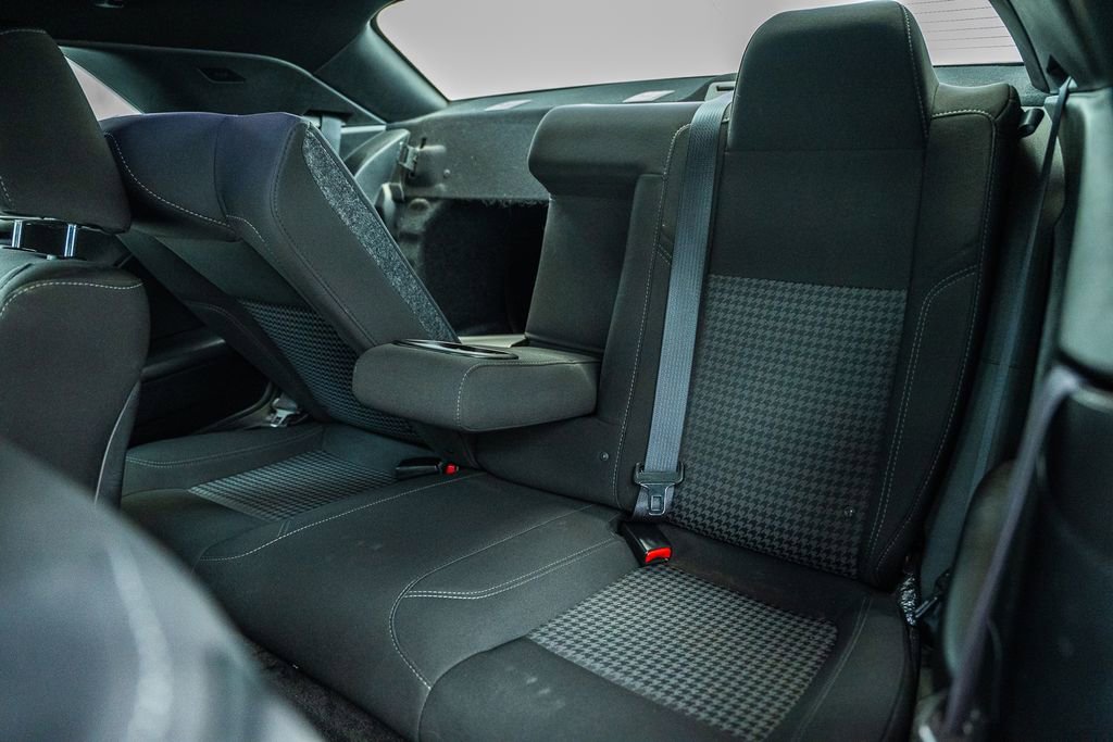 Used 2015 Dodge Challenger SXT RWD image 30