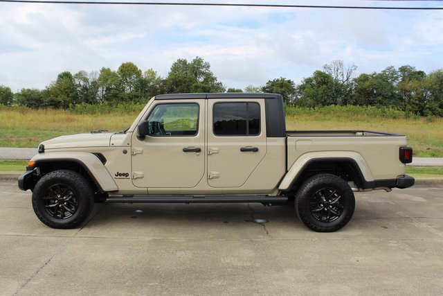 Used 2022 Jeep Gladiator Sport image 2