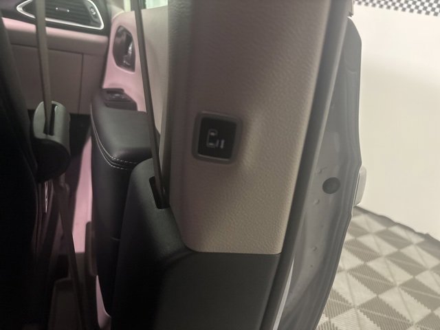 Certified 2024 Chrysler Pacifica Touring-L image 22
