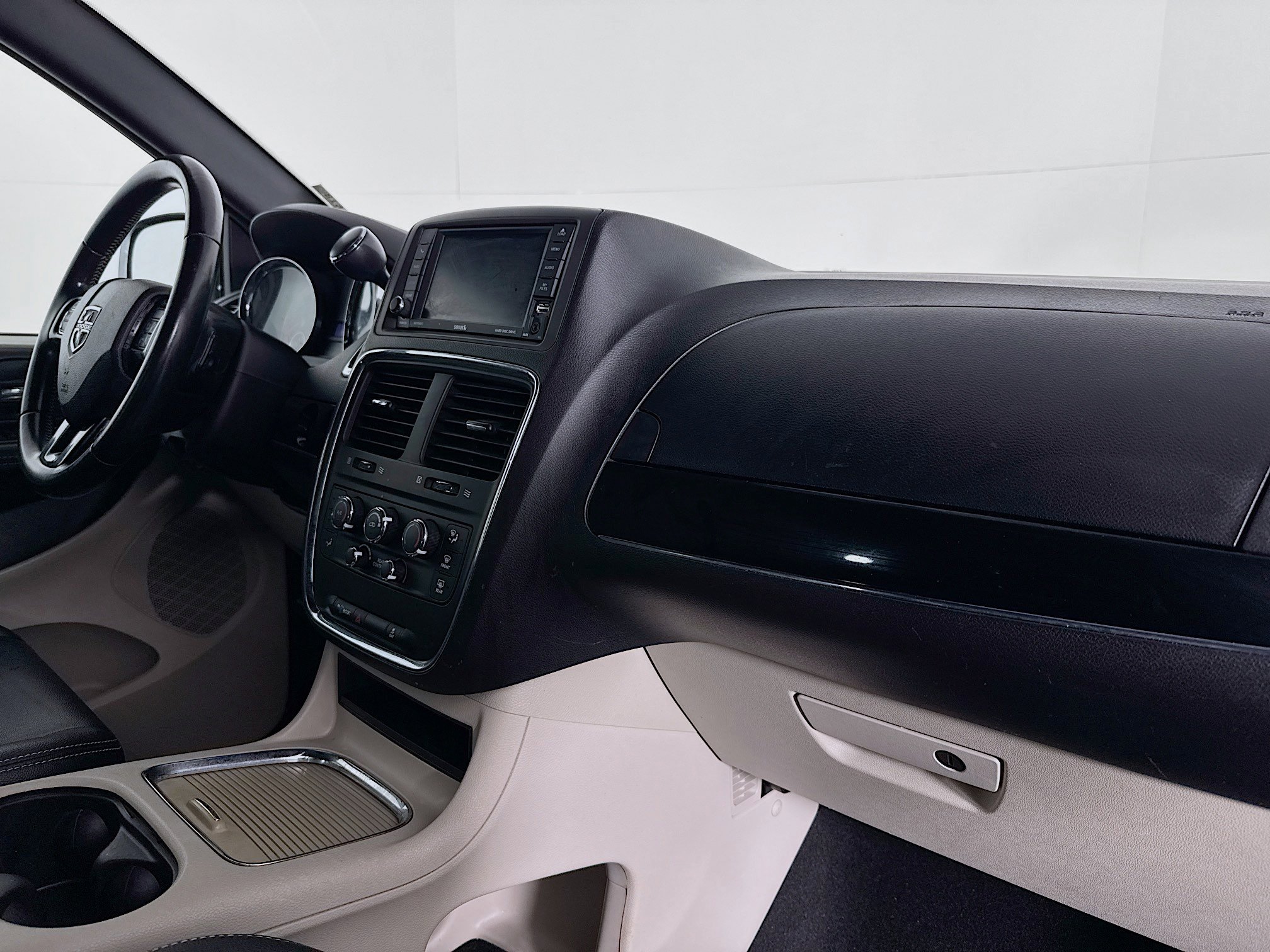 Used 2019 Dodge Grand Caravan SXT image 28