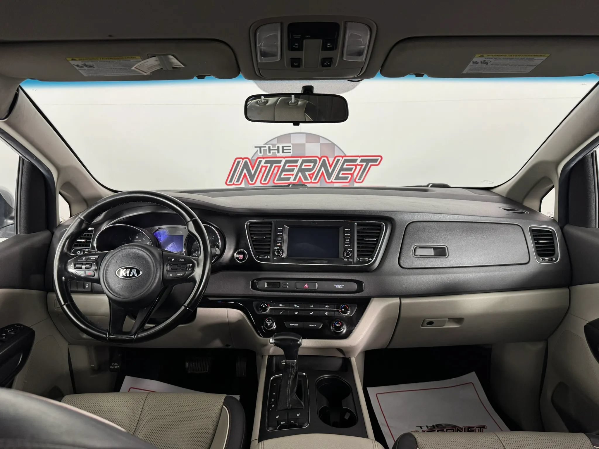 Used 2017 Kia Sedona LX w/ LX Essentials Premium Package FWD image 11