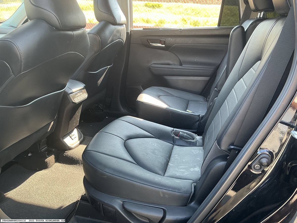 Used 2022 Toyota Highlander XLE AWD/4WD image 9