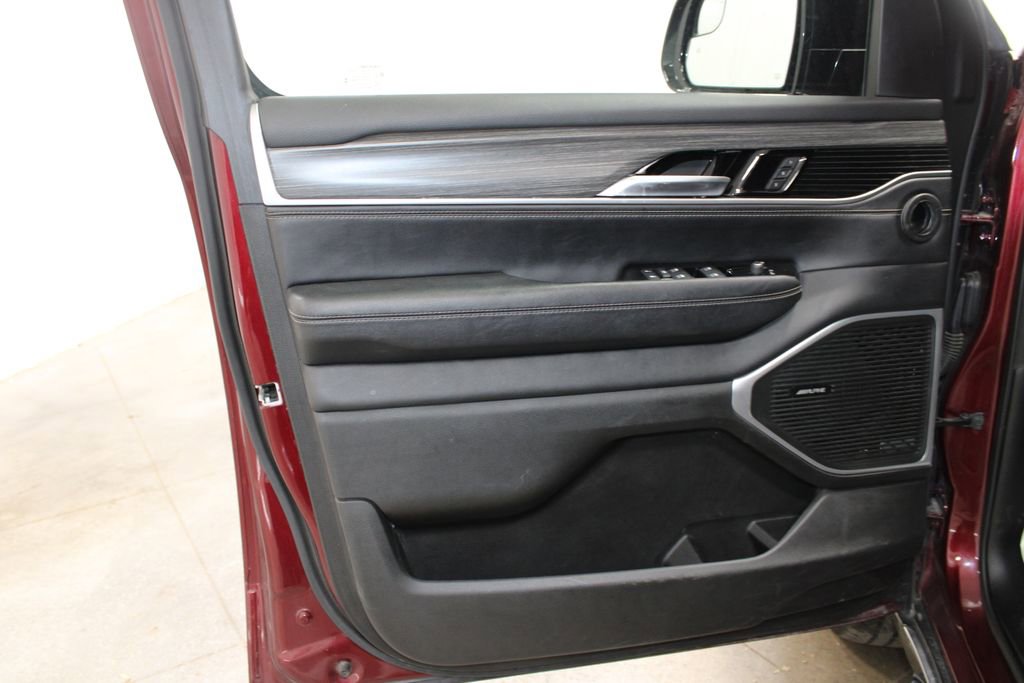 Used 2024 Jeep Wagoneer Series III AWD/4WD image 22