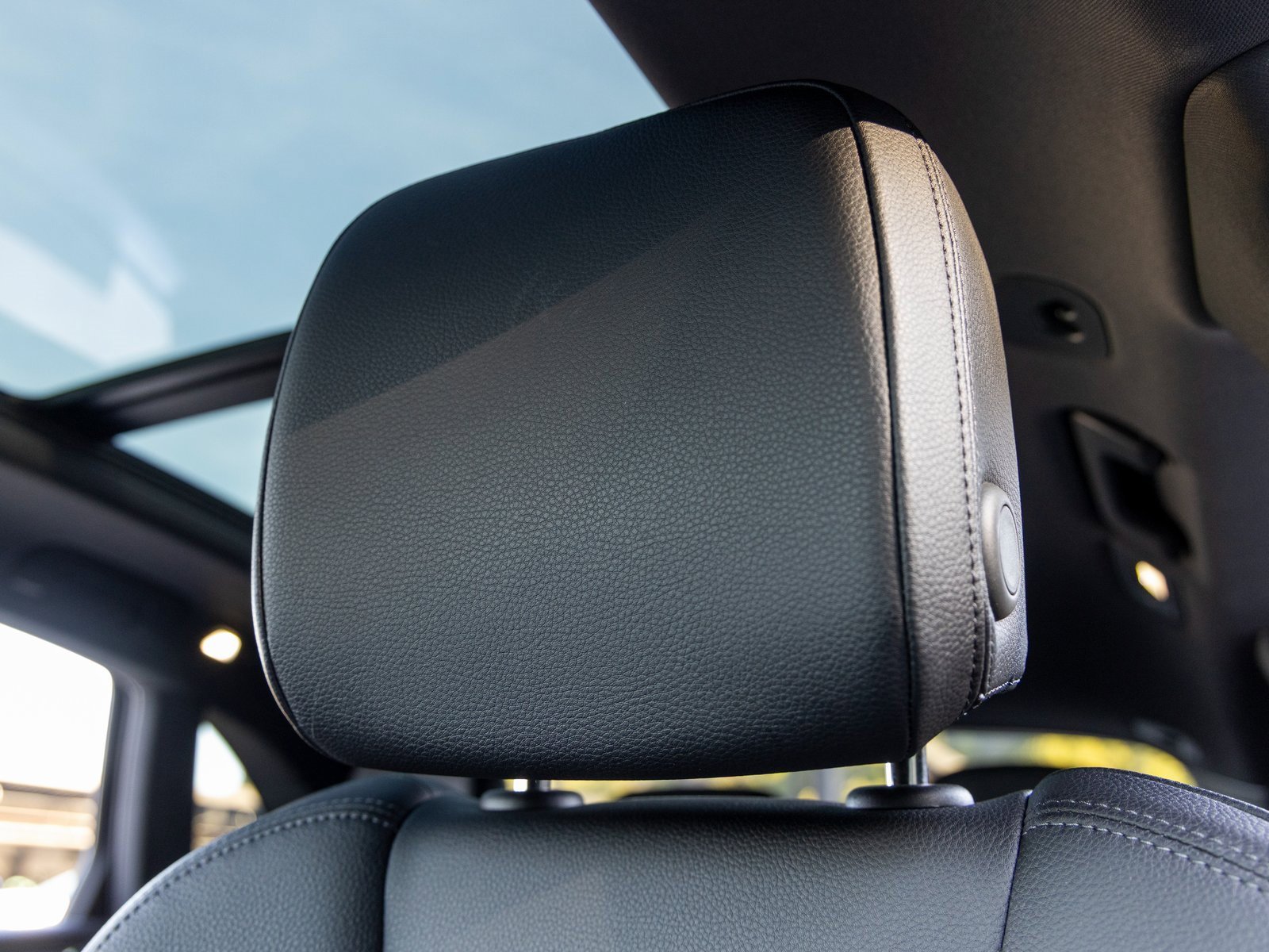 Certified 2025 Porsche Macan image 27