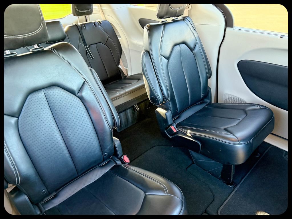 Used 2024 Chrysler Pacifica Touring-L image 19