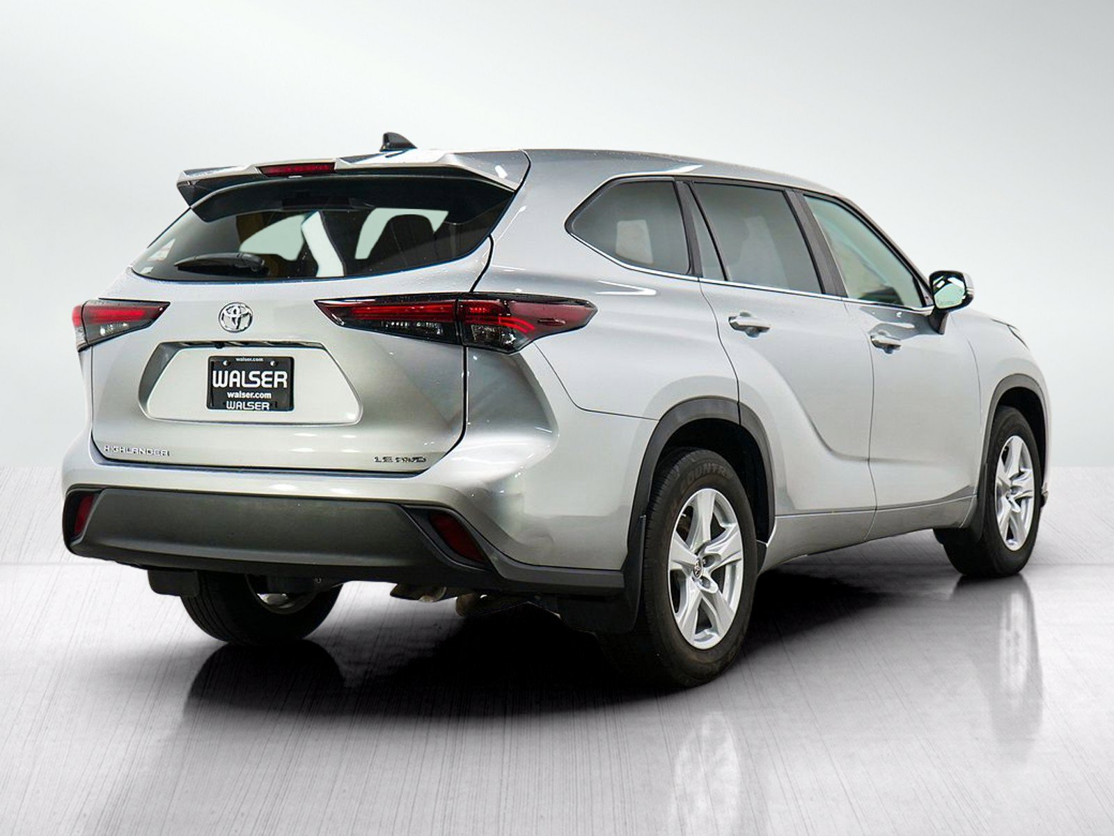 Used 2024 Toyota Highlander LE AWD/4WD image 5