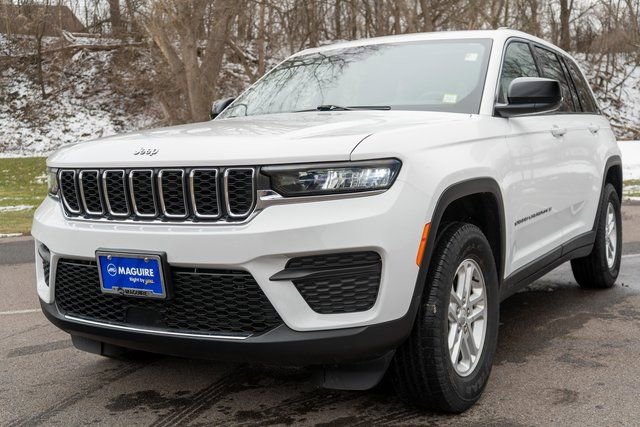 Used 2023 Jeep Grand Cherokee Laredo AWD/4WD image 2