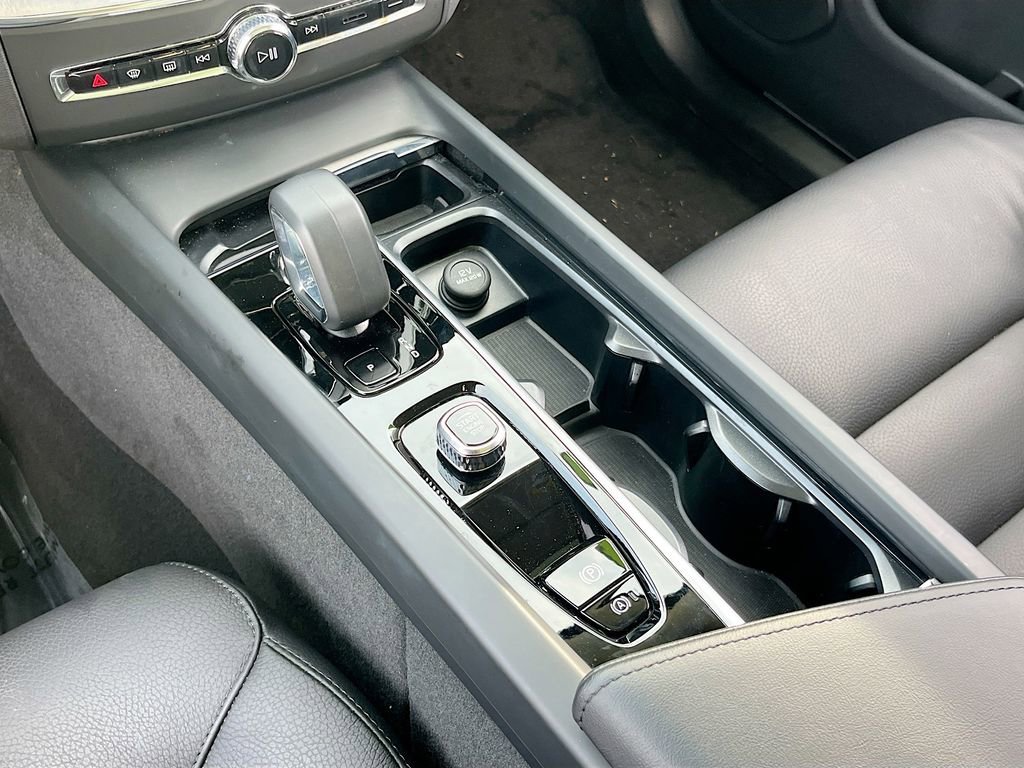 Used 2025 Volvo XC60 B5 Plus image 17