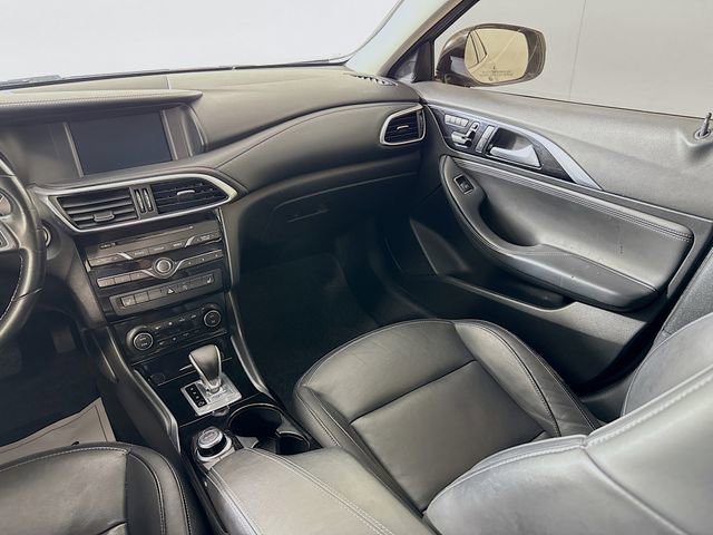 Used 2017 INFINITI QX30 AWD image 25