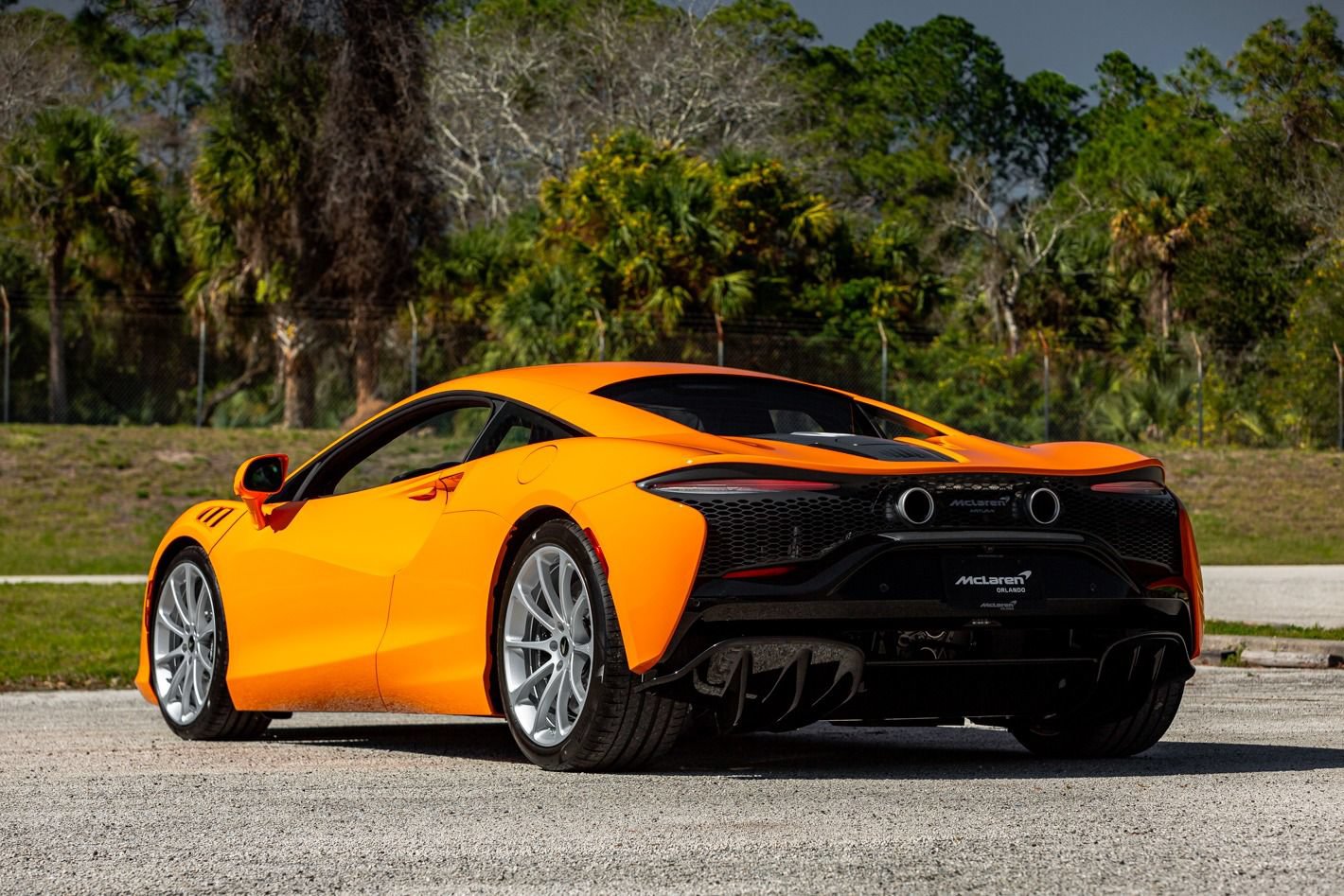 Used 2024 McLaren Artura RWD image 27