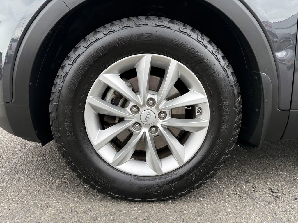 Used 2017 Kia Sorento LX w/ LX Convenience Package image 13