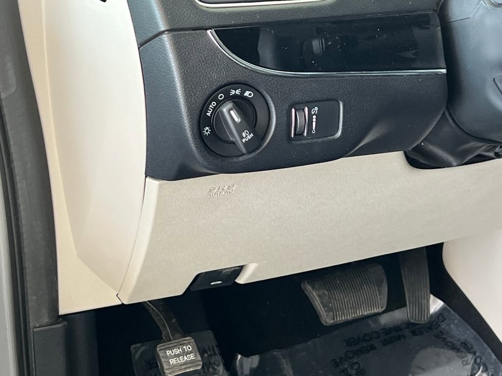 Used 2017 Dodge Grand Caravan SXT w/ Rear Park Assist Package FWD image 35