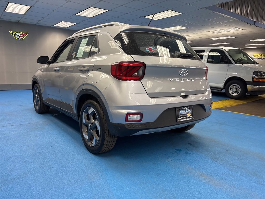 Used 2025 Hyundai Venue SEL image 9