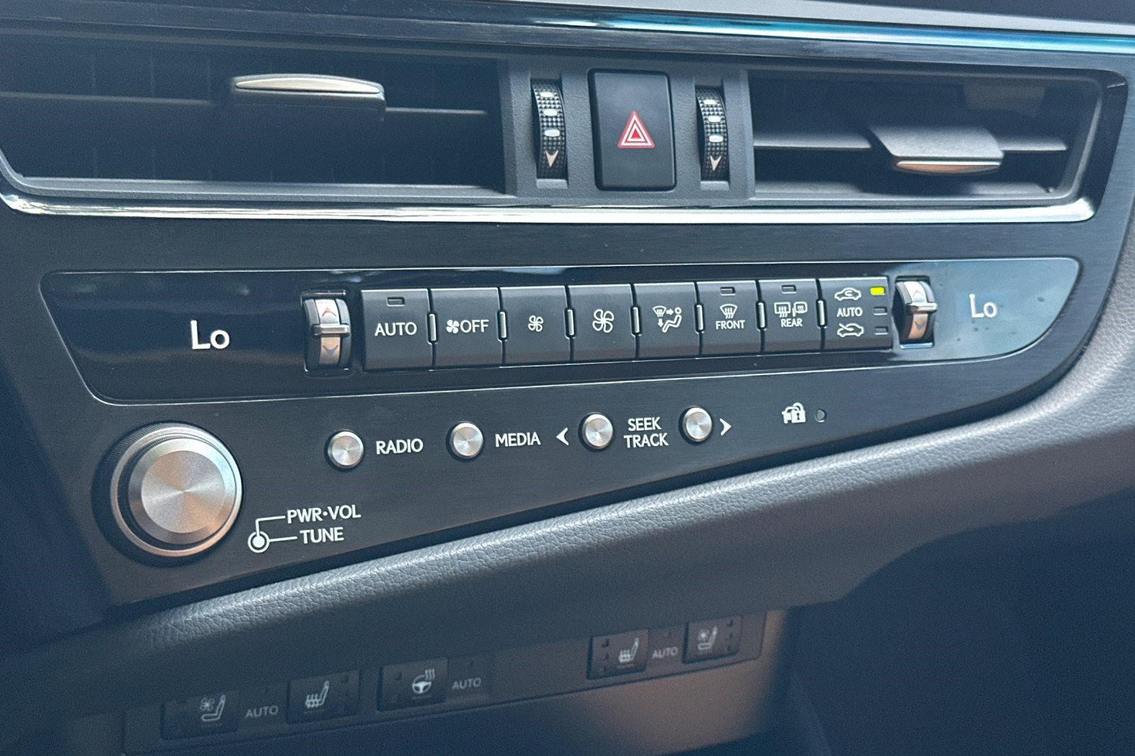 Certified 2025 Lexus ES 300h w/ Premium Package image 26