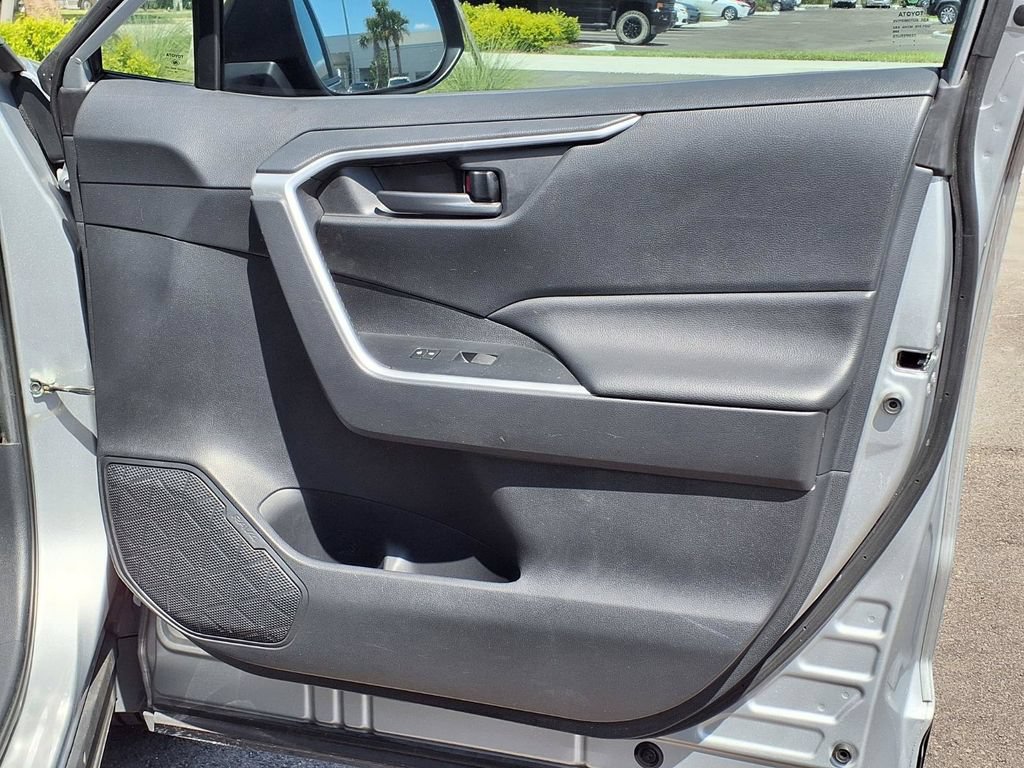 Used 2019 Toyota RAV4 LE FWD image 12