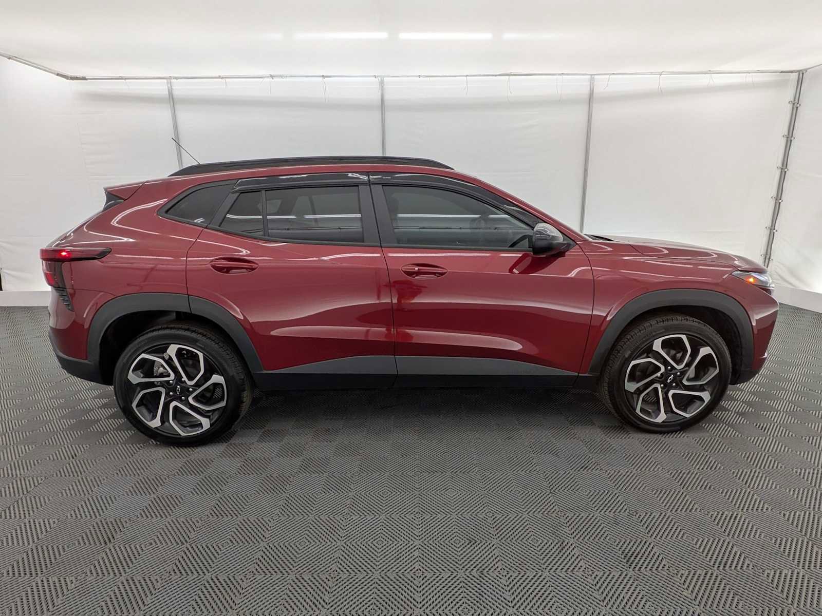 Used 2025 Chevrolet Trax RS w/ Sunroof Package FWD image 6