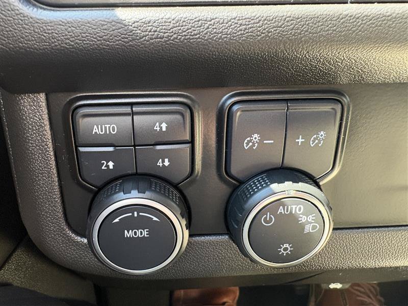 Used 2022 Chevrolet Suburban Z71 w/ Luxury Package AWD/4WD image 25