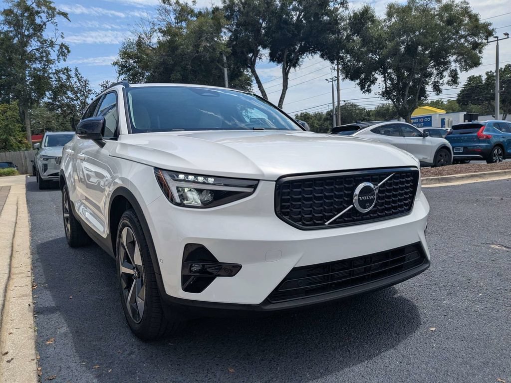 Certified 2026 Volvo XC40 B4 Plus w/ Protection Package Premier FWD image 8