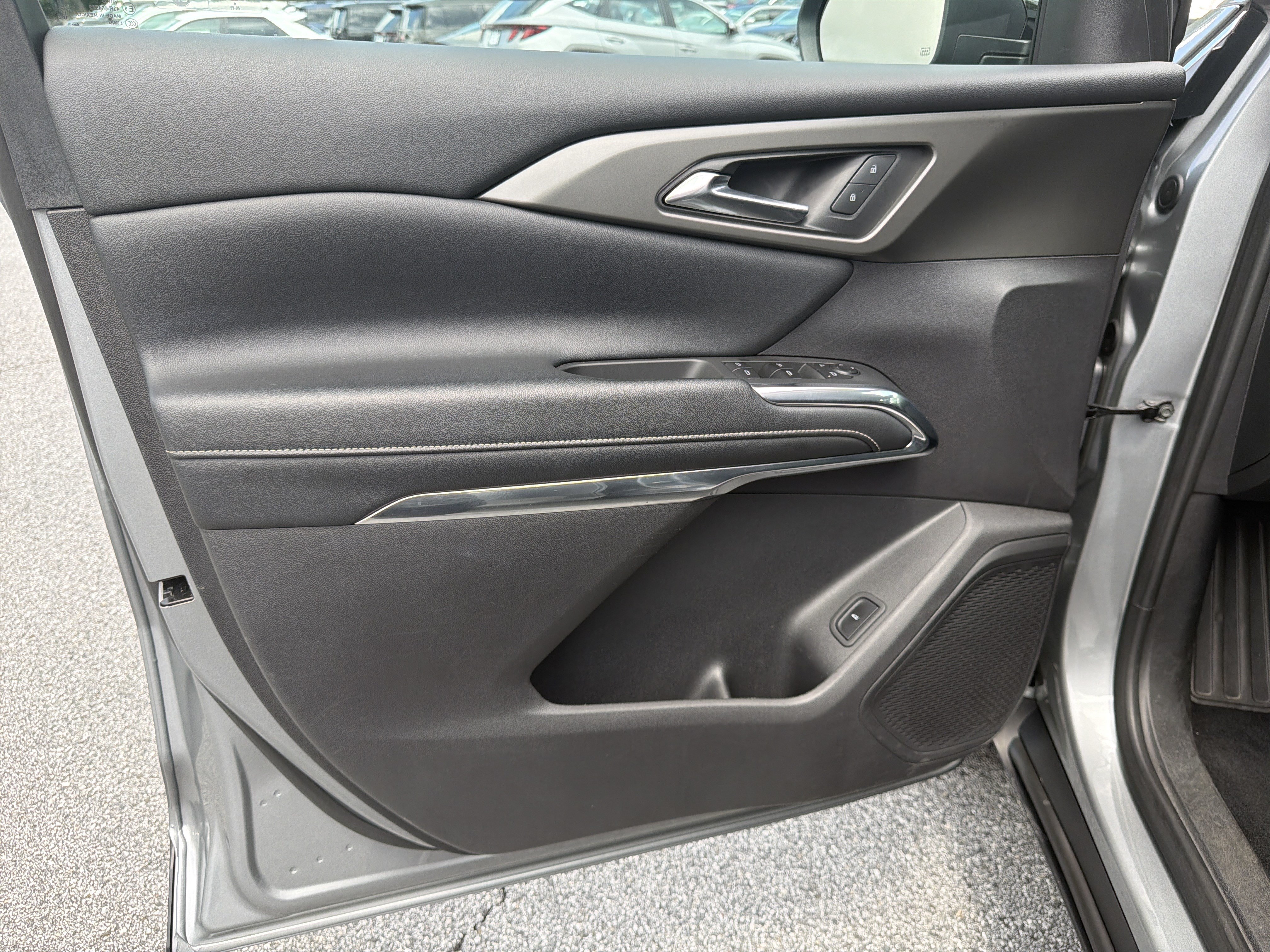 Used 2025 Chevrolet Traverse LT FWD image 12