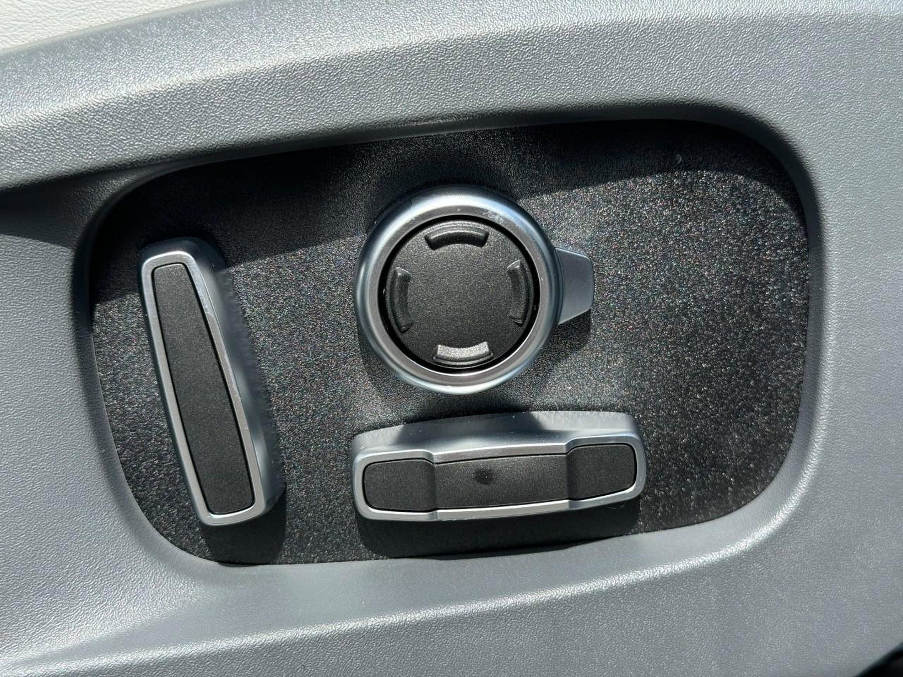 Certified 2025 Land Rover Defender 130 X-Dynamic SE image 23