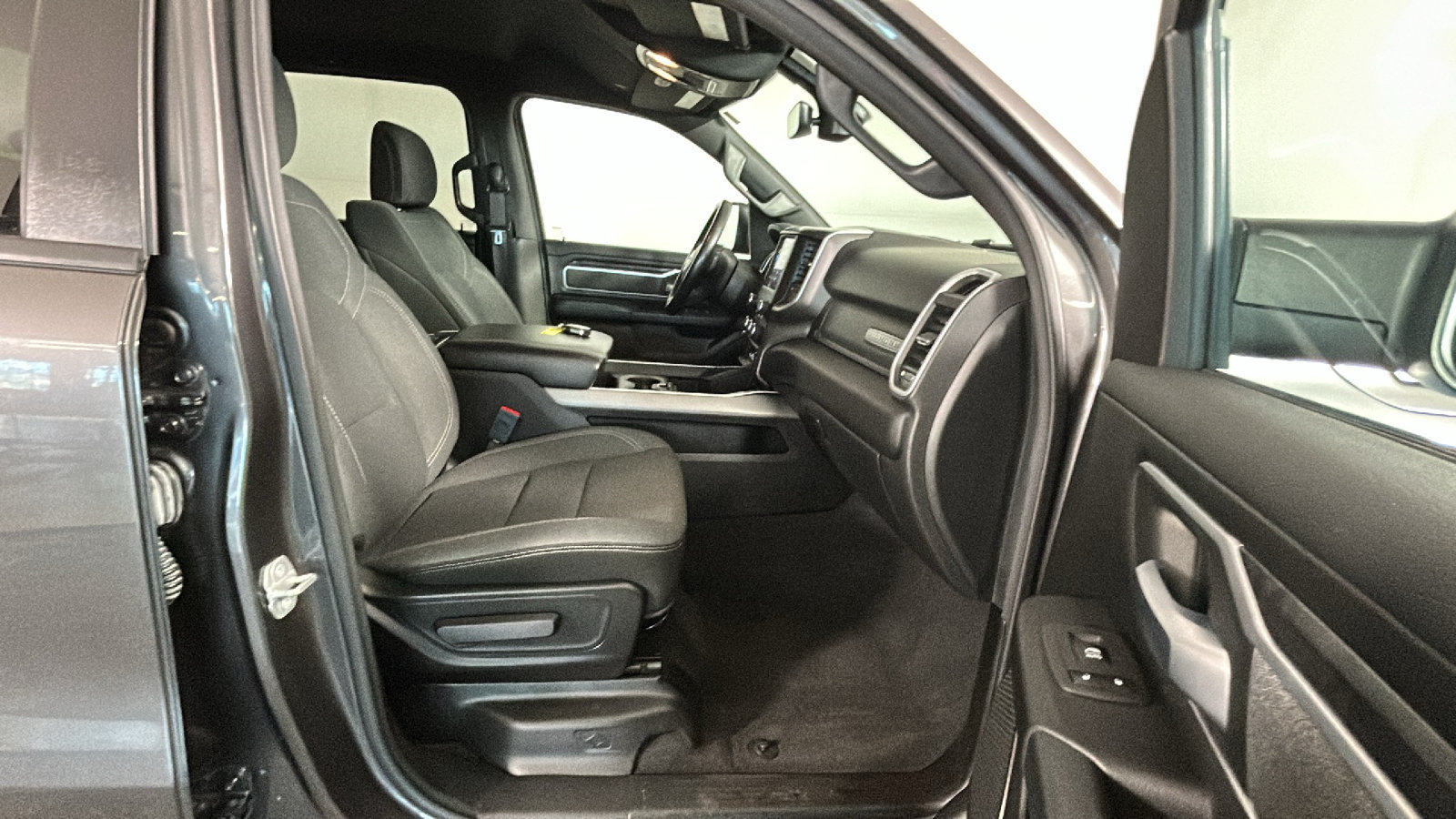 Used 2022 RAM 1500 Big Horn AWD/4WD image 37