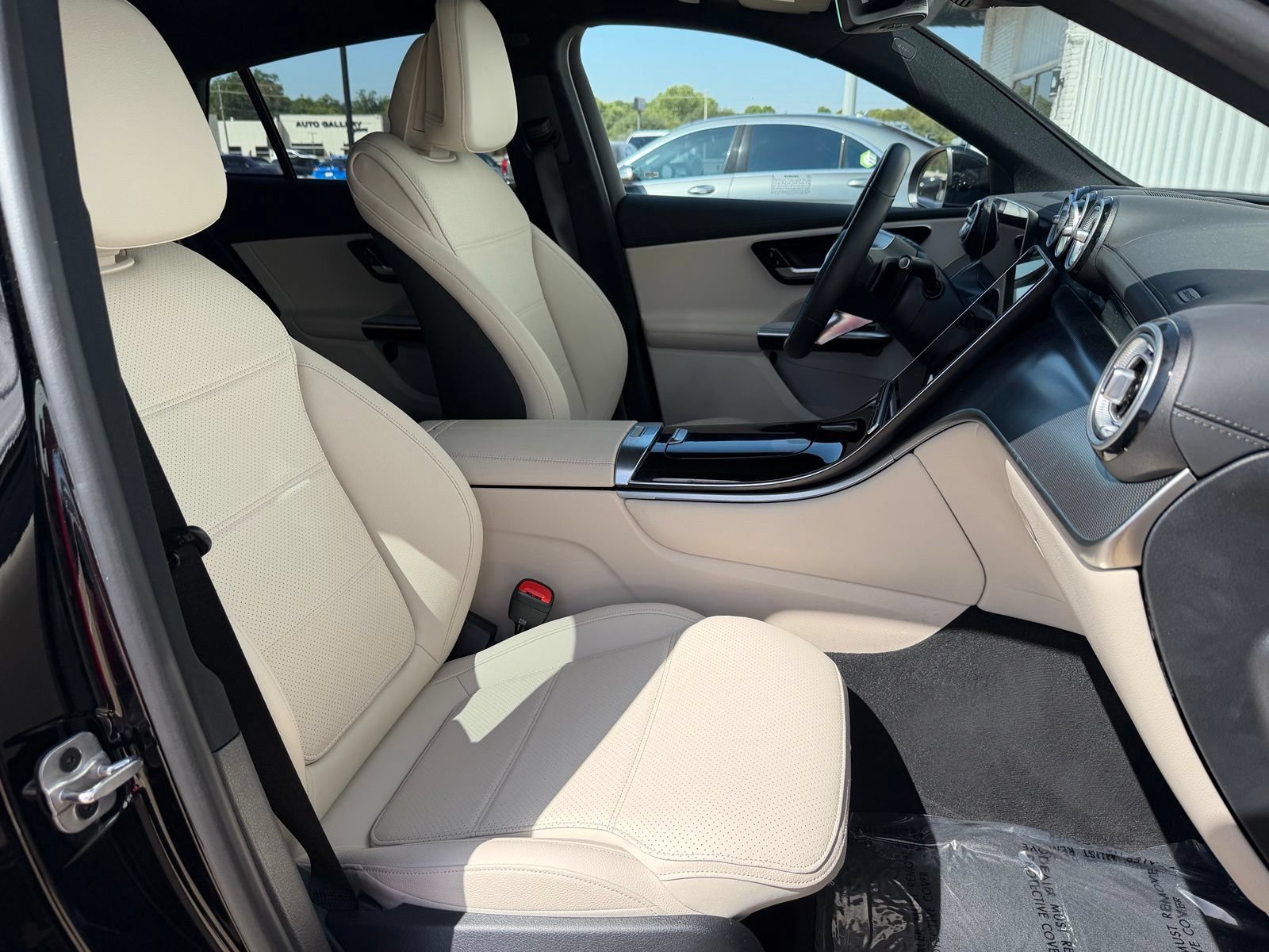 Used 2025 Mercedes-Benz GLC 300 4MATIC image 34