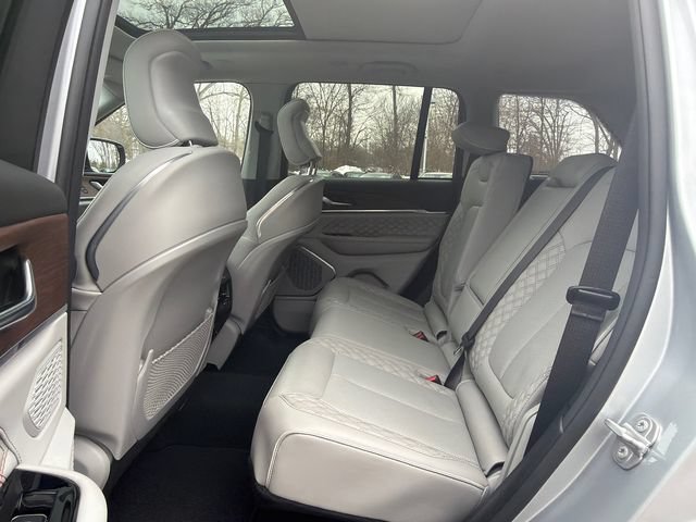 Used 2023 Jeep Grand Cherokee Summit AWD/4WD image 17