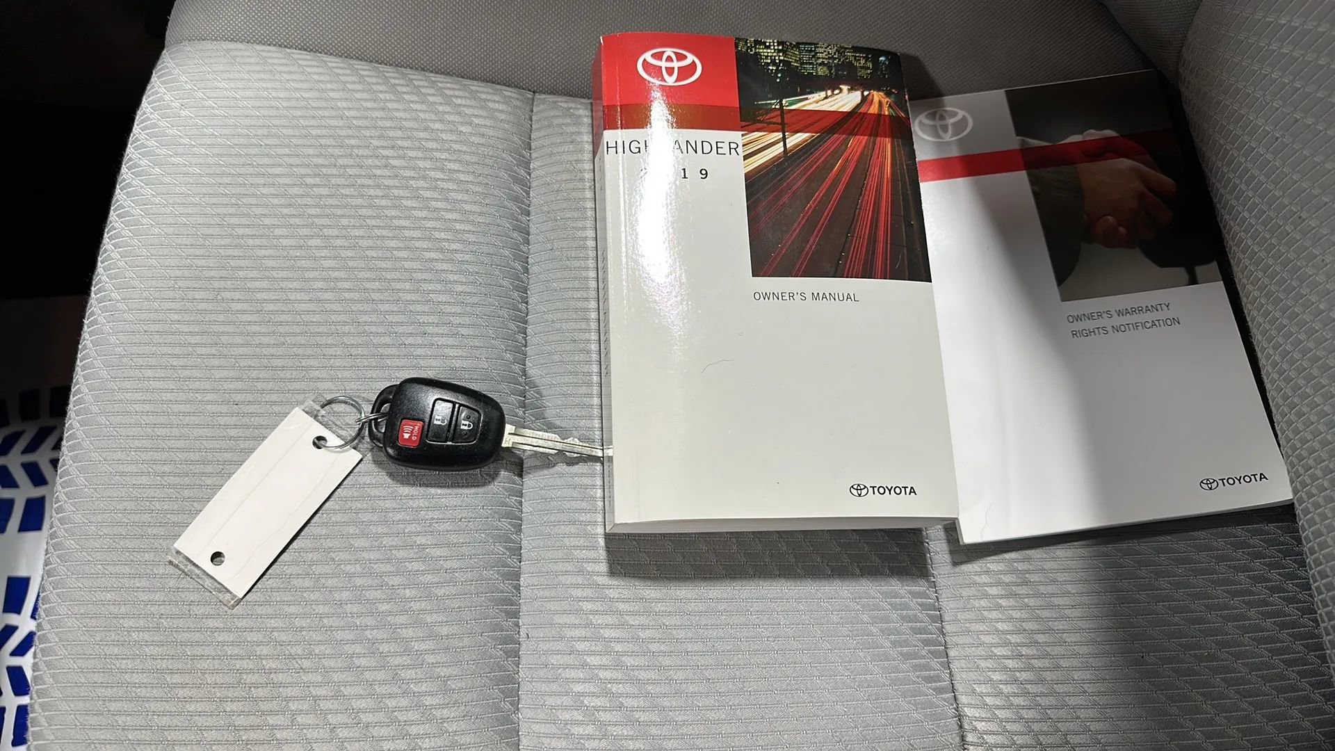 Used 2019 Toyota Highlander LE AWD/4WD image 30