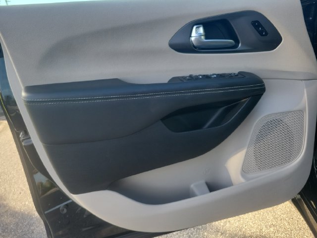 Used 2024 Chrysler Pacifica Touring-L FWD image 17