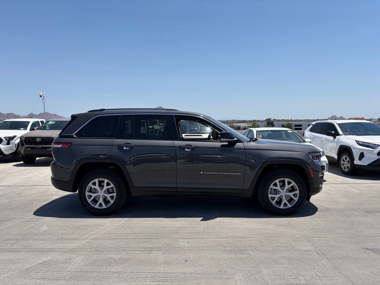 Used 2022 Jeep Grand Cherokee Limited AWD/4WD image 3