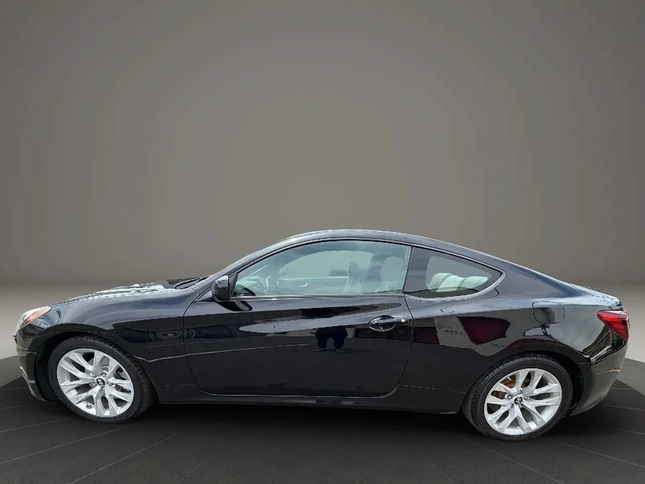 Used 2013 Hyundai Genesis 2.0T RWD image 8