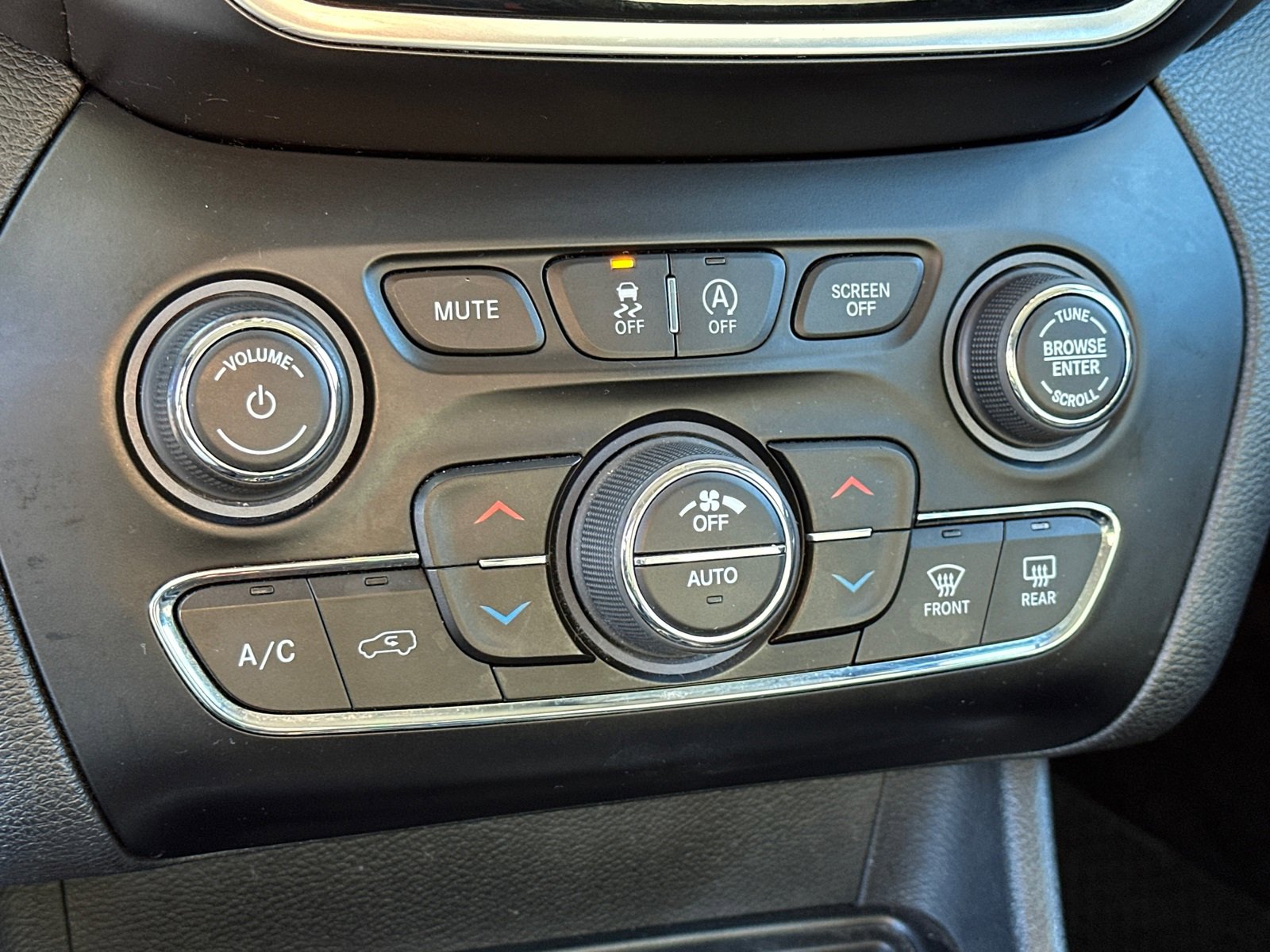 Used 2019 Jeep Cherokee Overland w/ Technology Group image 32