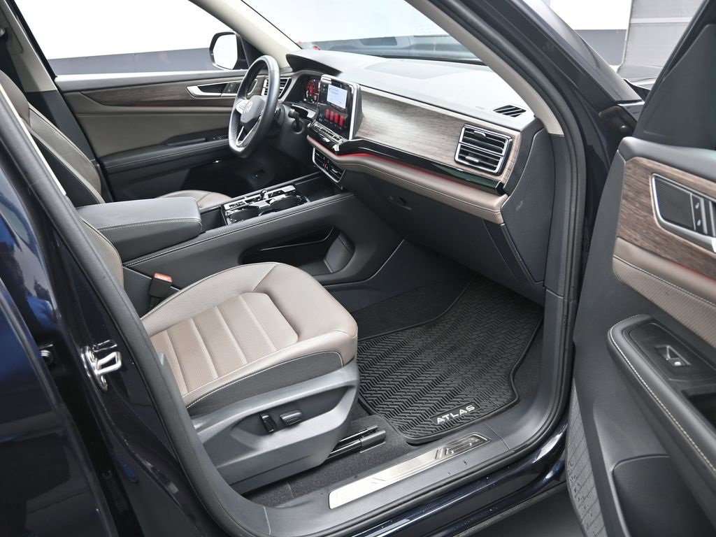 Used 2025 Volkswagen Atlas SEL image 30
