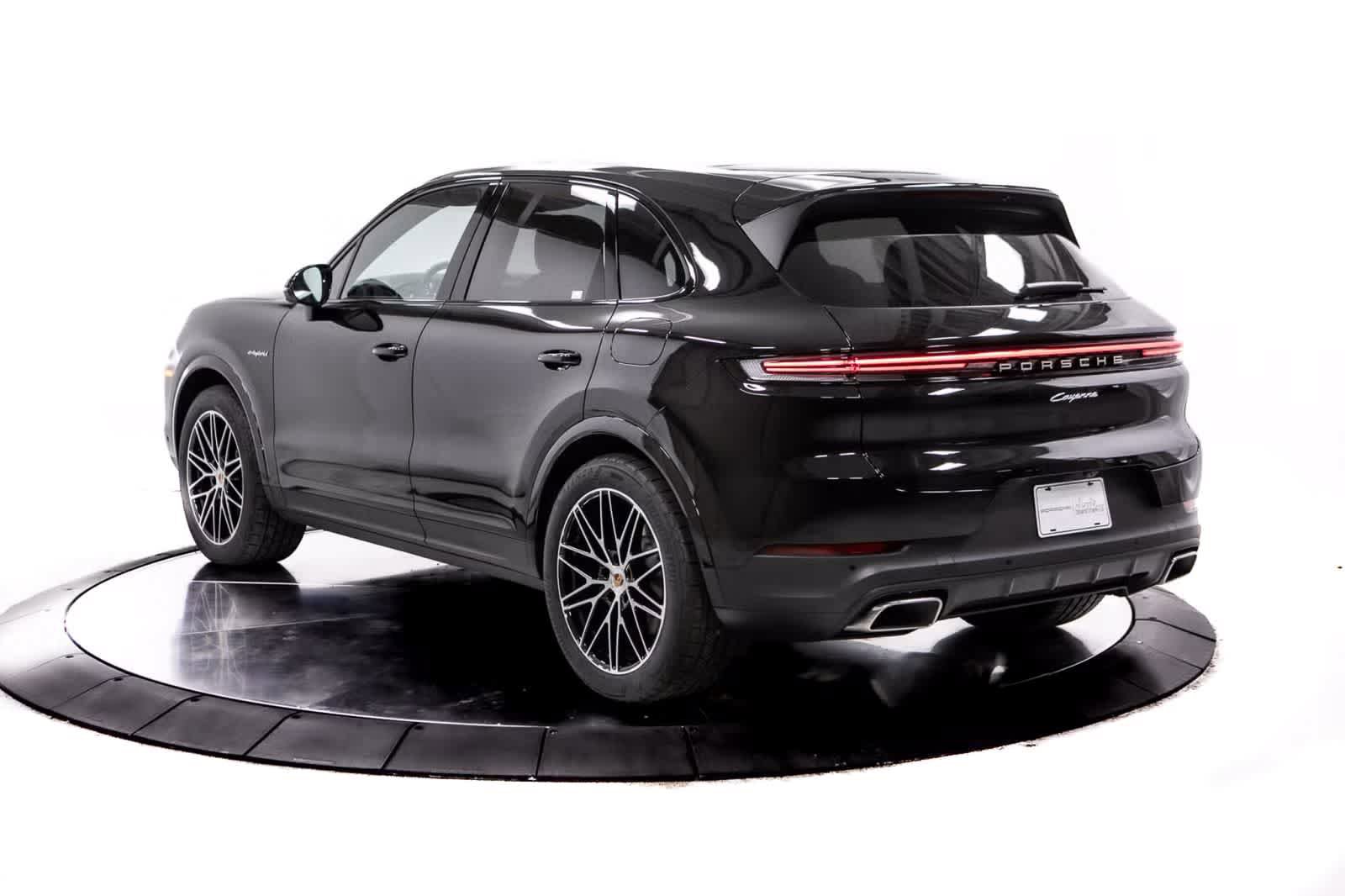 Certified 2025 Porsche Cayenne E-Hybrid AWD/4WD image 3
