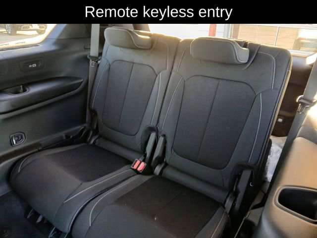 New 2025 Jeep Grand Cherokee L Laredo image 14