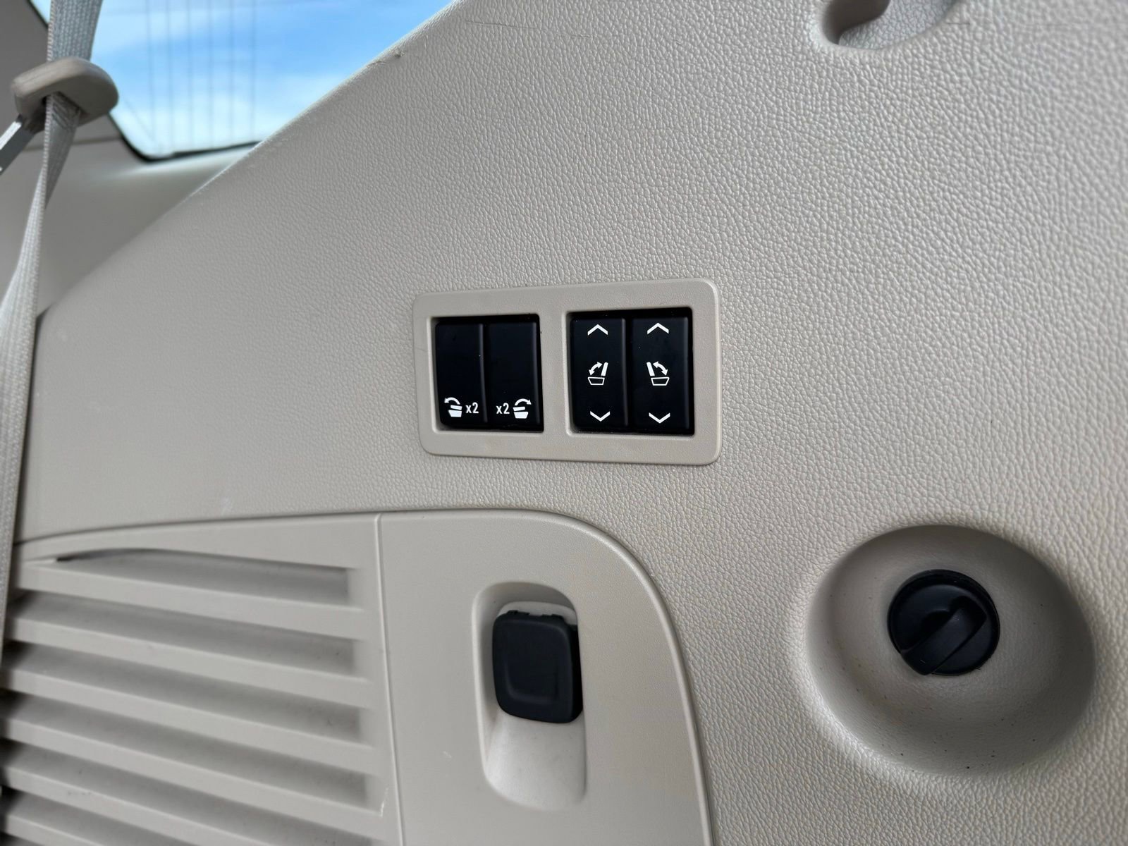 Used 2018 Cadillac Escalade Luxury AWD/4WD image 30