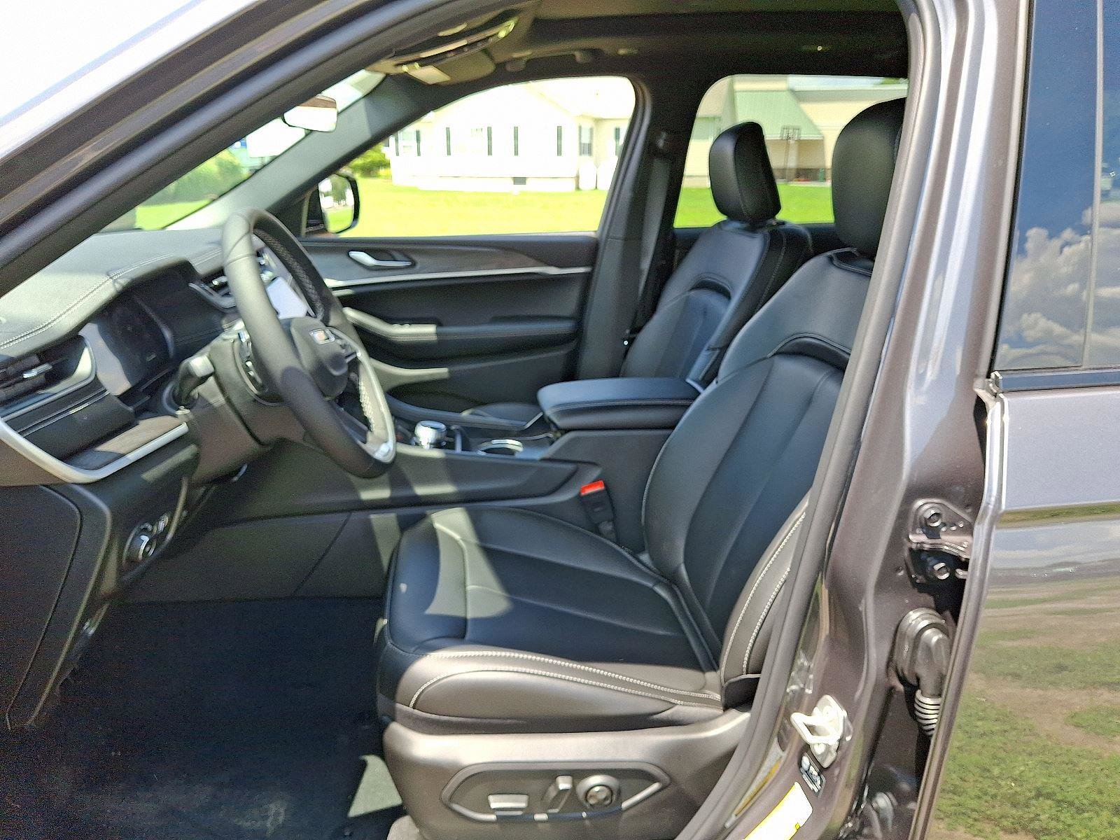 New 2025 Jeep Grand Cherokee L Limited image 10