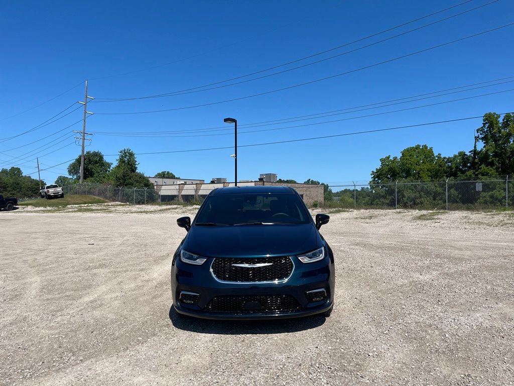 Used 2025 Chrysler Pacifica Select FWD image 3