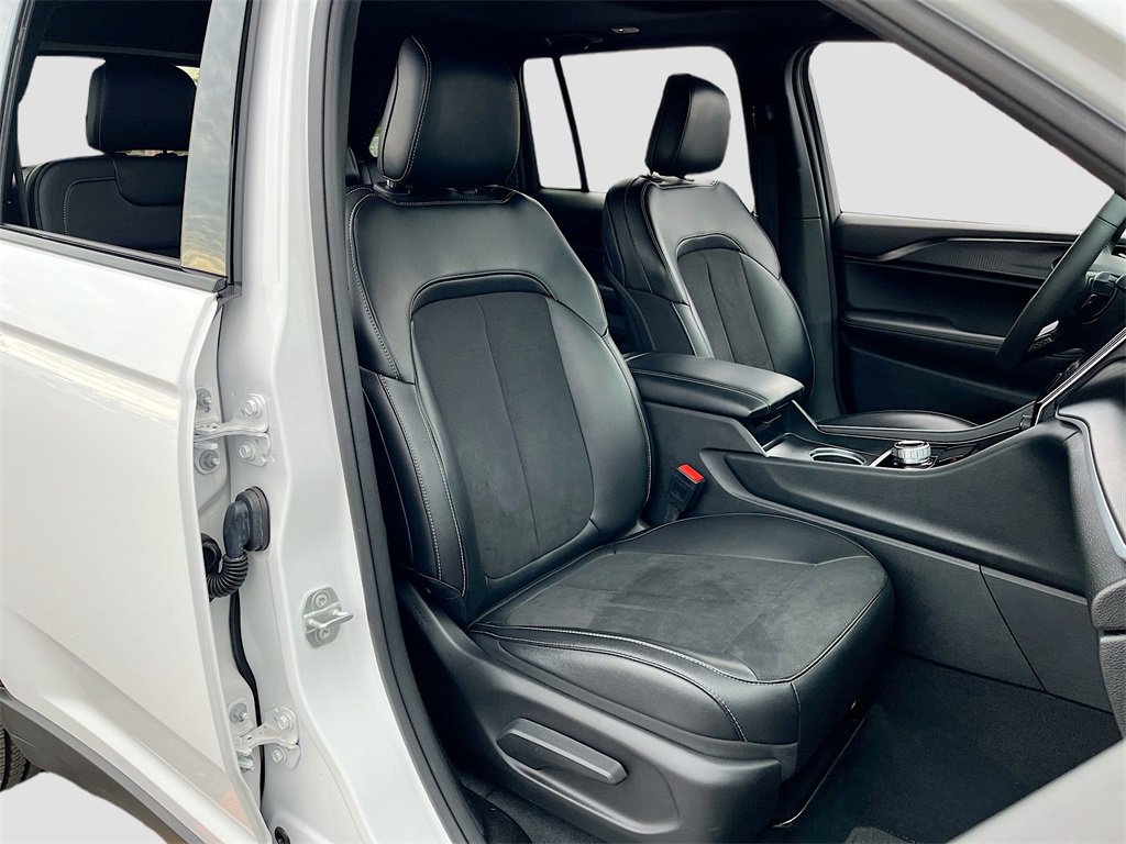 Certified 2025 Jeep Grand Cherokee Altitude image 27