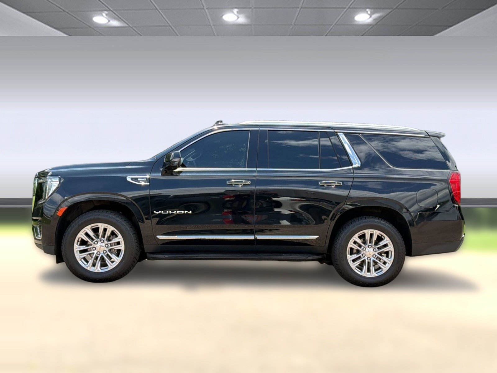 Used 2023 GMC Yukon SLT w/ SLT Luxury Package AWD/4WD image 2