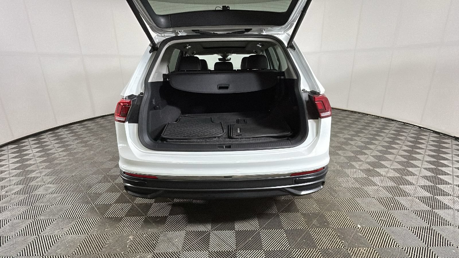 Used 2022 Volkswagen Tiguan SE AWD/4WD image 28
